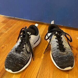 APL Techloom Pro White/Heather Grey/Black Black Running Shoe